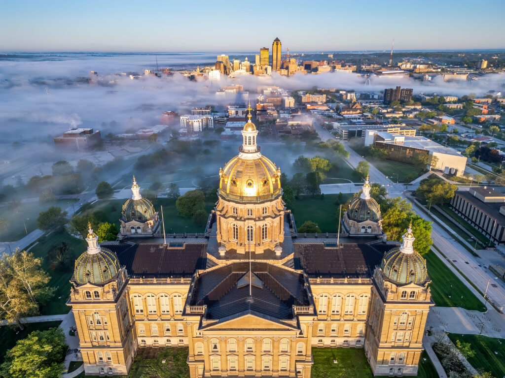 des-moines-iowa-usa-with-the-capitol-building