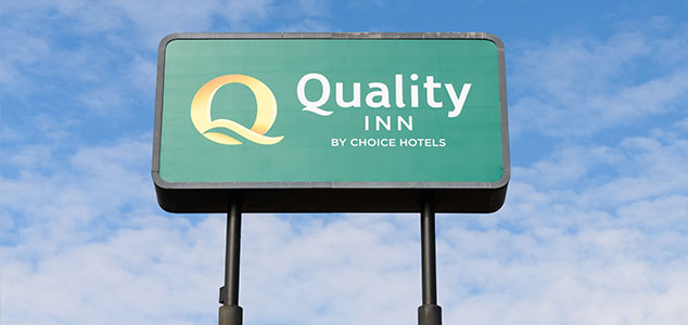 pole signage for hotel Quality Inn under the open sky